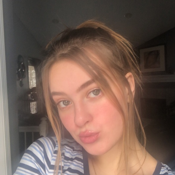 Profile Picture of Amber Koepsell (@amber12204) on Poshmark