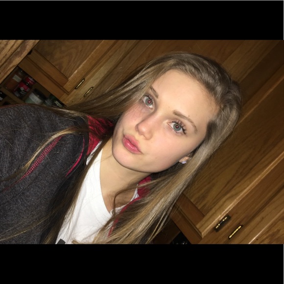 Profile Picture of Hope Webb (@hopewebb33) on Poshmark