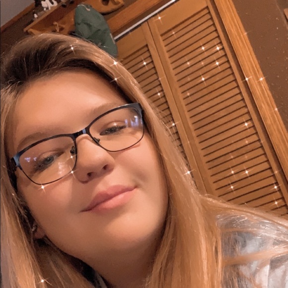 Profile Picture of Isabelle White (@isabellew2020) on Poshmark