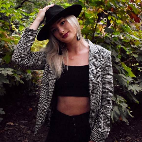 Profile Picture of Madison Novacek (@madinova13) on Poshmark