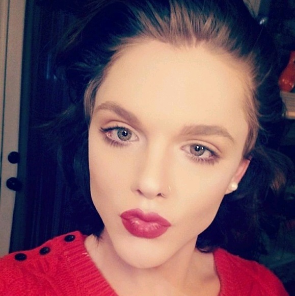 Profile Picture of Hazel Flood (@hazelnut327) on Poshmark