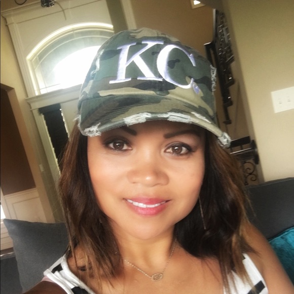 Profile Picture of Kay Gonzales (@kgfitmama) on Poshmark