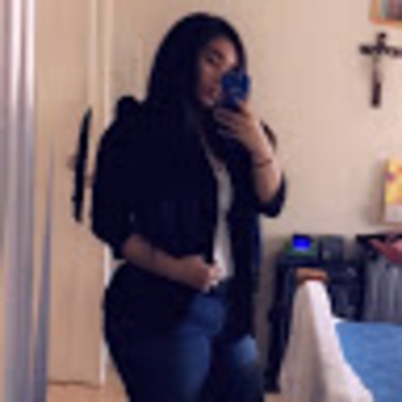 Profile Picture of Diane Sosa (@dianasosa0612) on Poshmark