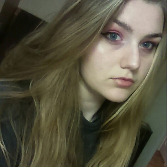 Profile Picture of Audrey Wade (@sparklymidget) on Poshmark