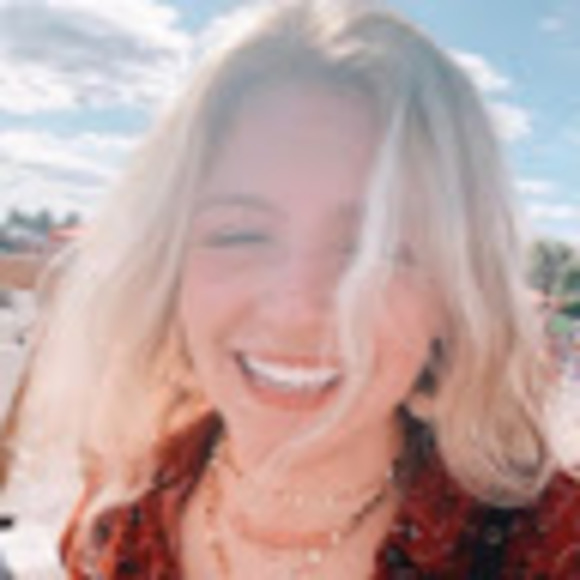 Profile Picture of Julia Blackburn (@juliablackbu840) on Poshmark