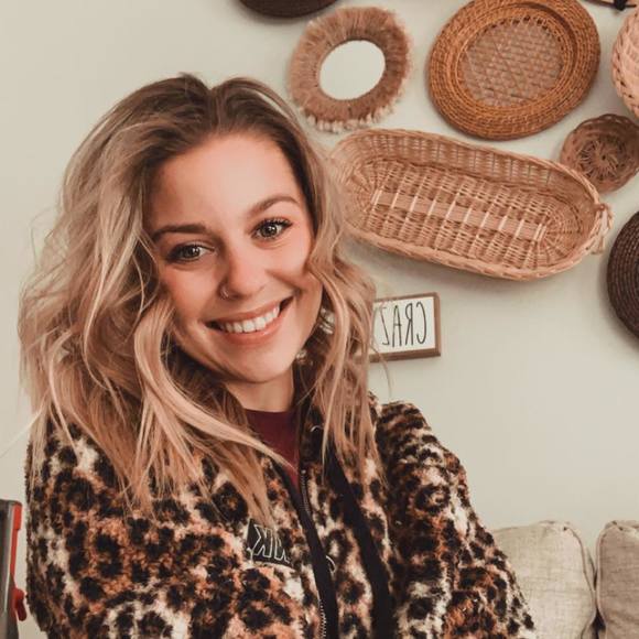 Profile Picture of Cassie Dowson (@cassiedowson) on Poshmark