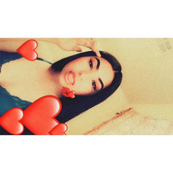 Profile Picture of Karen Uzarraga (@karenuzarragaa) on Poshmark
