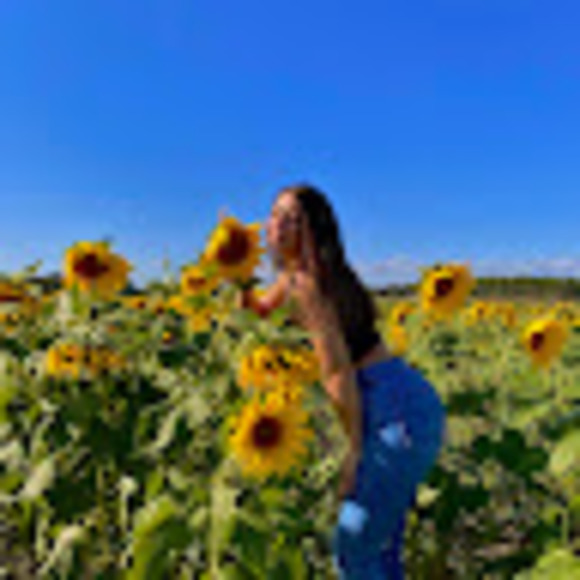 Profile Picture of Nadia Bernal (@nadiabernal20) on Poshmark