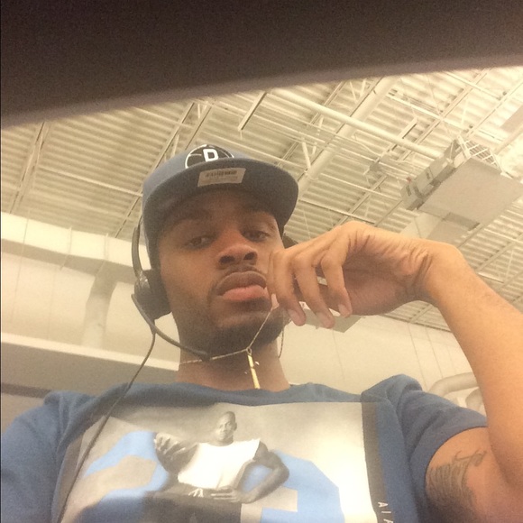 Profile Picture of Ronnie Kinzer (@rkinzer21) on Poshmark