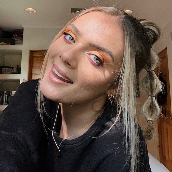 Profile Picture of Jade Cox (@jacox1113) on Poshmark