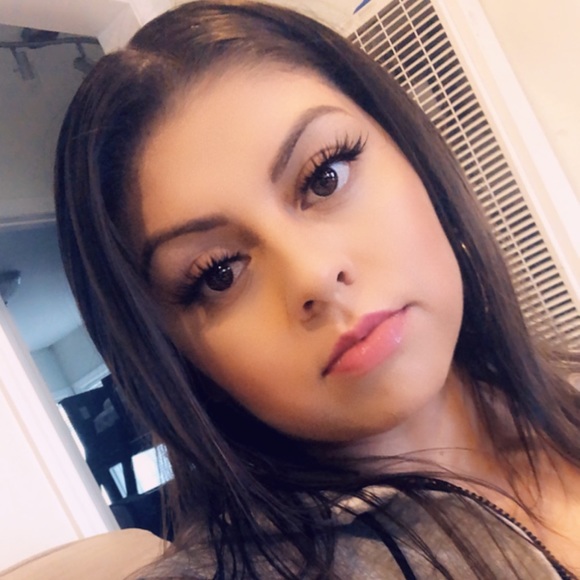 Profile Picture of Elizabeth Montoya (@montoyae29) on Poshmark
