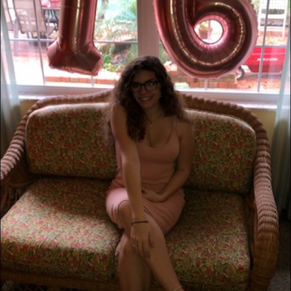 Profile Picture of Zoe Tamvakis (@ztamvakis) on Poshmark