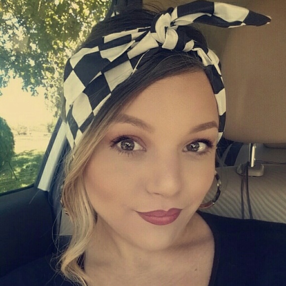 Profile Picture of Chelle Yackel (@chelle2709) on Poshmark