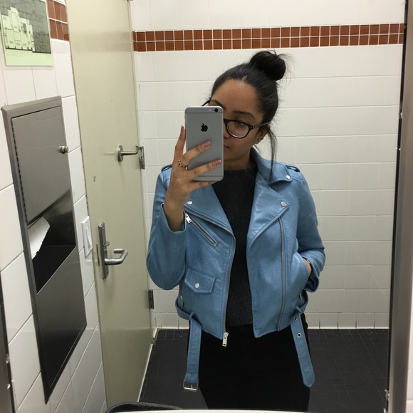 Profile Picture of Maxibell Souffrain (@mxibelle) on Poshmark