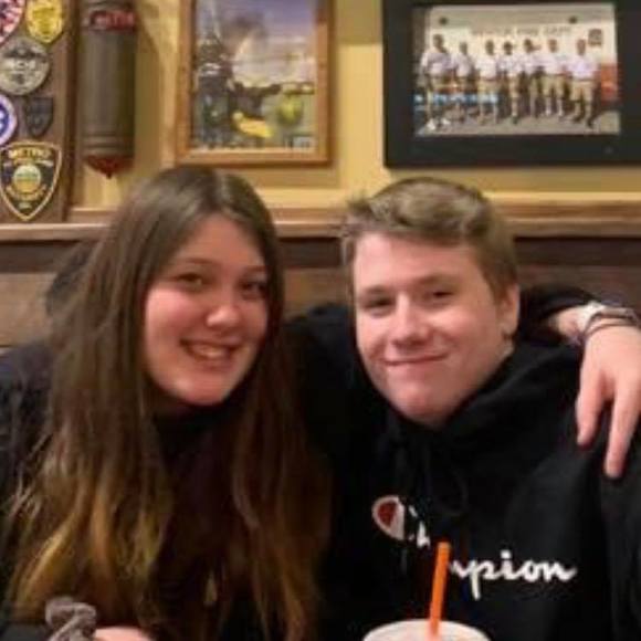 Alexis Dudas - Poshmark Profile Picture of Alexis Dudas (@alexis_dudas) on Poshmark