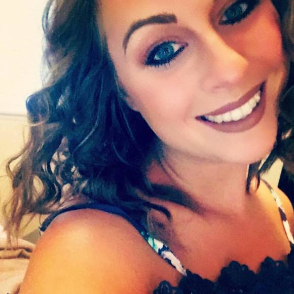 Belle Hemenway - Poshmark Profile Picture of Belle Hemenway (@cchemenw) on Poshmark