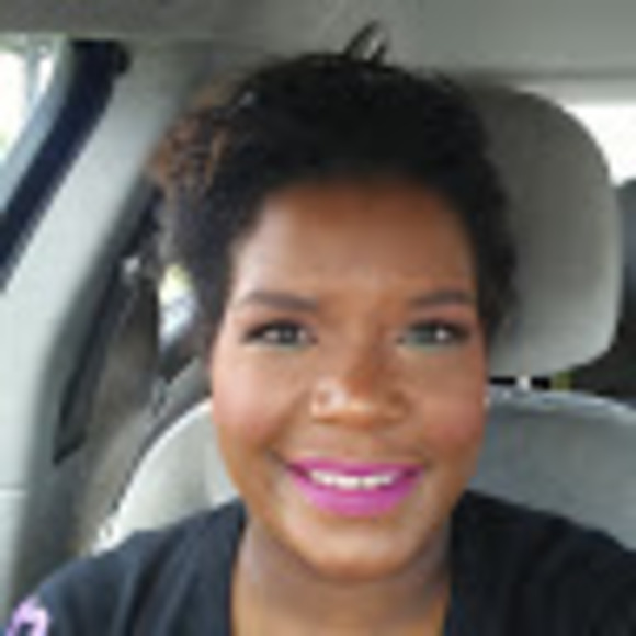 Profile Picture of Regina Williams (@reginafwilliams) on Poshmark