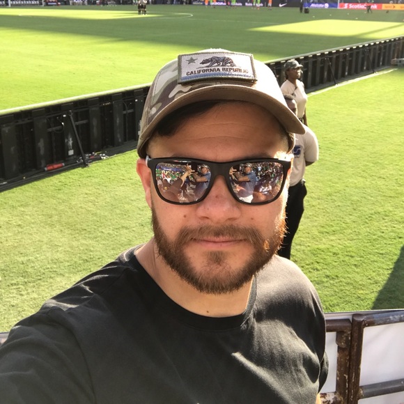 Profile Picture of Roberto Lopez lopez (@roblo5) on Poshmark