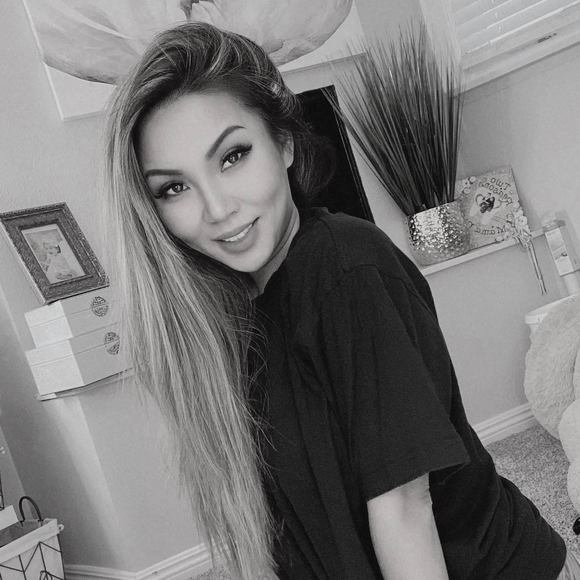 Profile Picture of Nikki Huynh (@nikkihuynh123) on Poshmark
