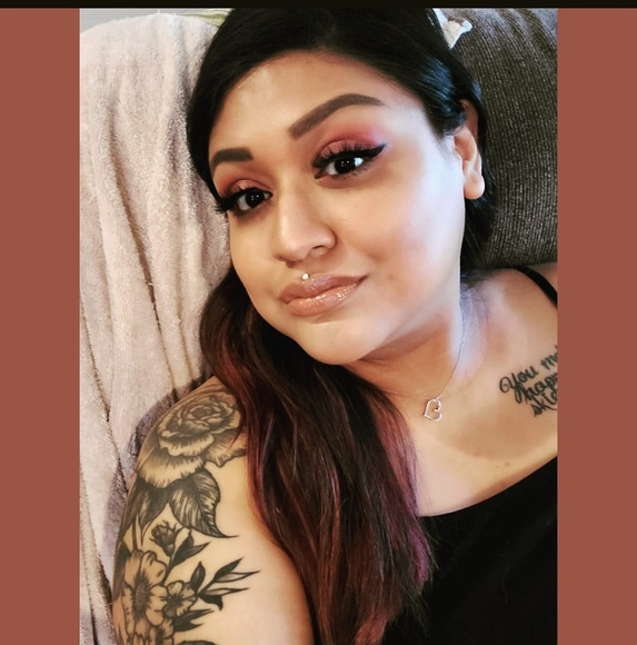 Profile Picture of Luz Henry (@avamacbeth92) on Poshmark