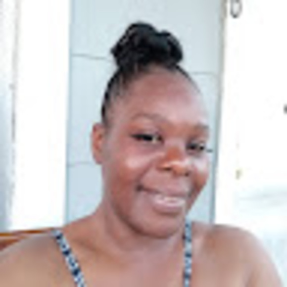 Profile Picture of Greta Wright (@wrightgreta145) on Poshmark