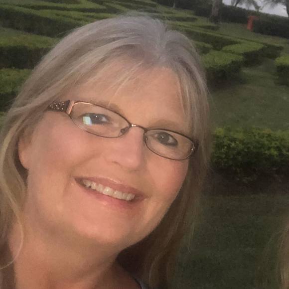 Profile Picture of Loren Ruby (@lorenrruby) on Poshmark