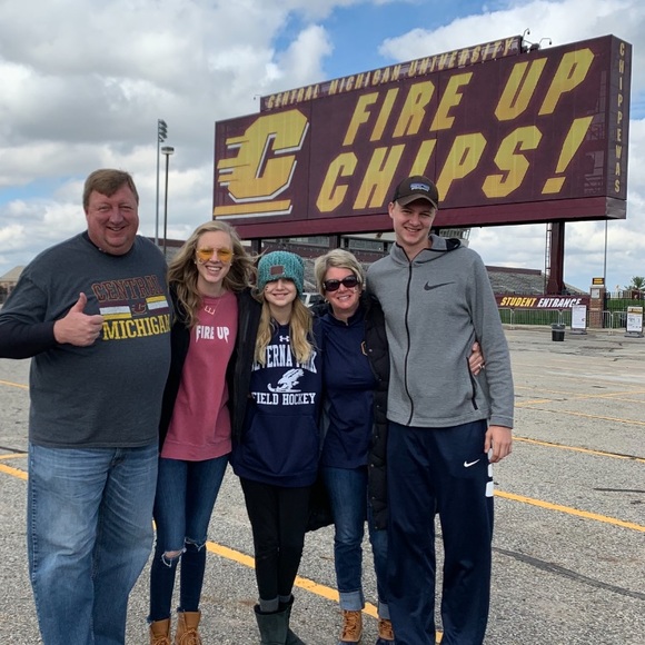 Profile Picture of Kimberly Schemmel (@lbkimba) on Poshmark