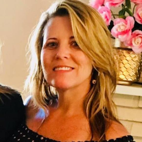 Profile Picture of Lisa Reinhardt (@lreinh37) on Poshmark