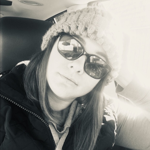 Profile Picture of Nikki Waliser (@nicolewaliser) on Poshmark