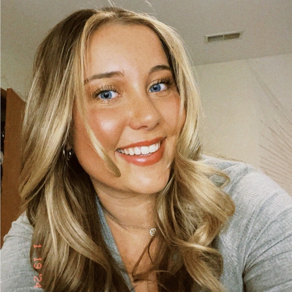 Profile Picture of Ally Schumm (@allyschumm) on Poshmark