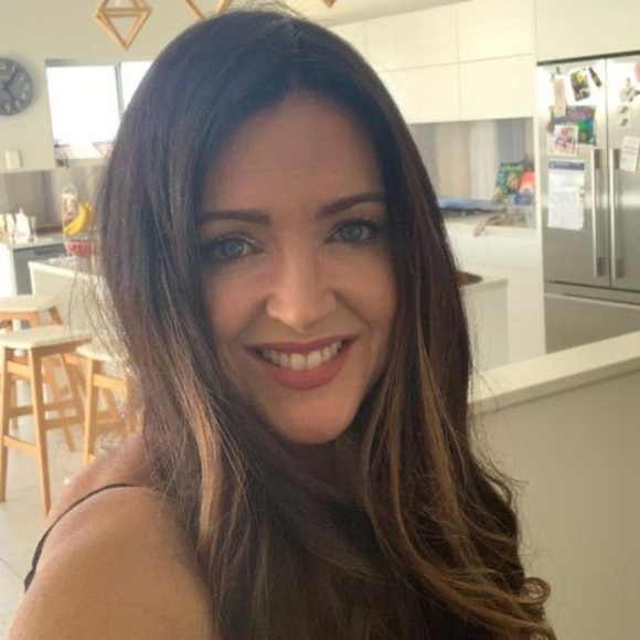 Profile Picture of Sarah Fearne (@sarahebrosnan) on Poshmark