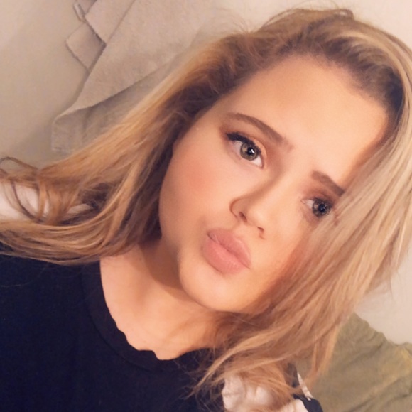 Profile Picture of Kamille Elshoff (@elshoffkamille) on Poshmark