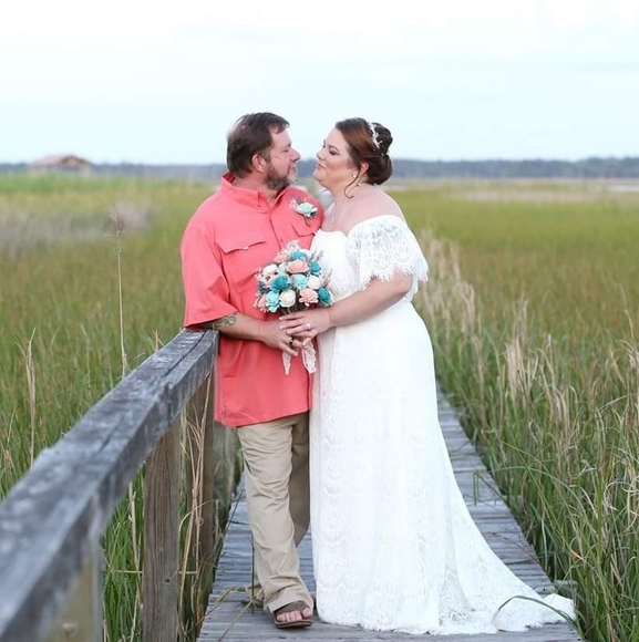 Profile Picture of Nikki Halbrook self (@nself628) on Poshmark