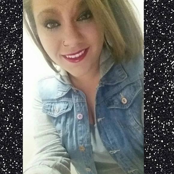 Profile Picture of Lori Irvine (@lori_irvine) on Poshmark