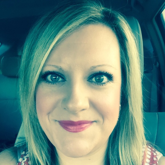 Profile Picture of Abbie Knezek (@abbieknezek) on Poshmark