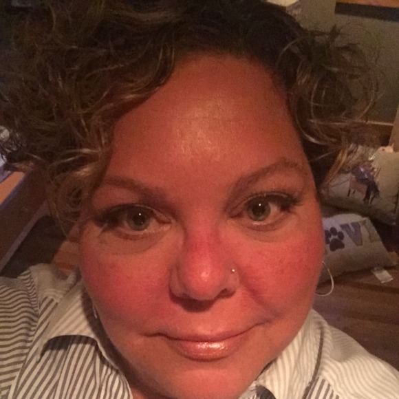 Profile Picture of Jenn Feiges (@kikis_klothes) on Poshmark