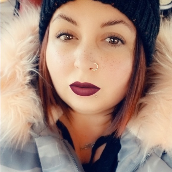 Profile Picture of Danielle Oconnell (@daniellexo737) on Poshmark