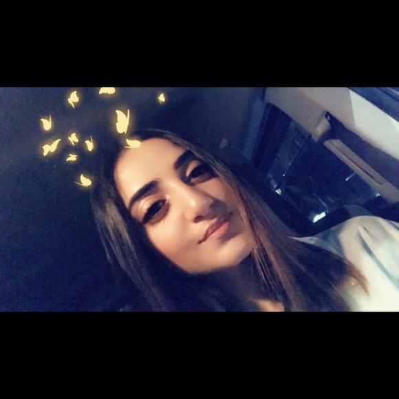 Profile Picture of Noura Hakim (@nourahakim) on Poshmark