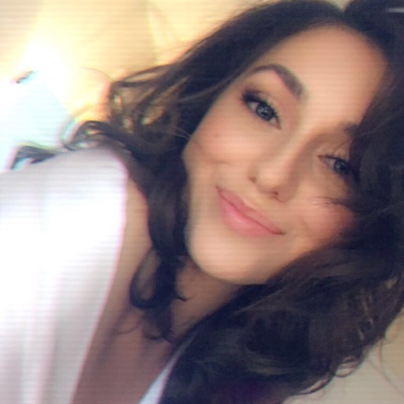 Profile Picture of Alicia Debortoli (@alidebo) on Poshmark