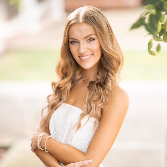 Profile Picture of Annabelle Newton (@annabelle_14) on Poshmark