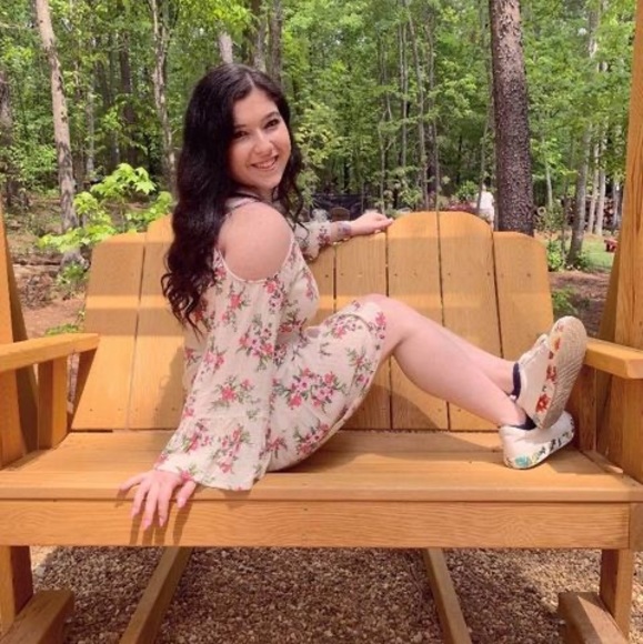Profile Picture of Hannah Backal (@hannahsimonne) on Poshmark