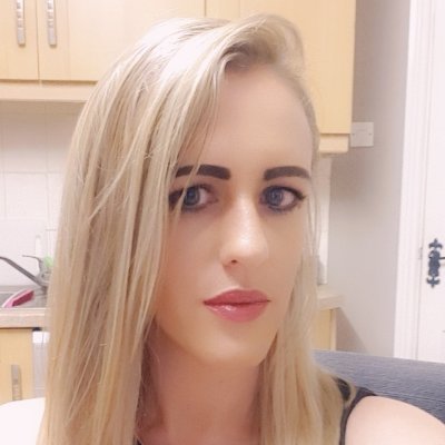 Profile Picture of Lynsey Byrne (@Linnybell) on Twitter