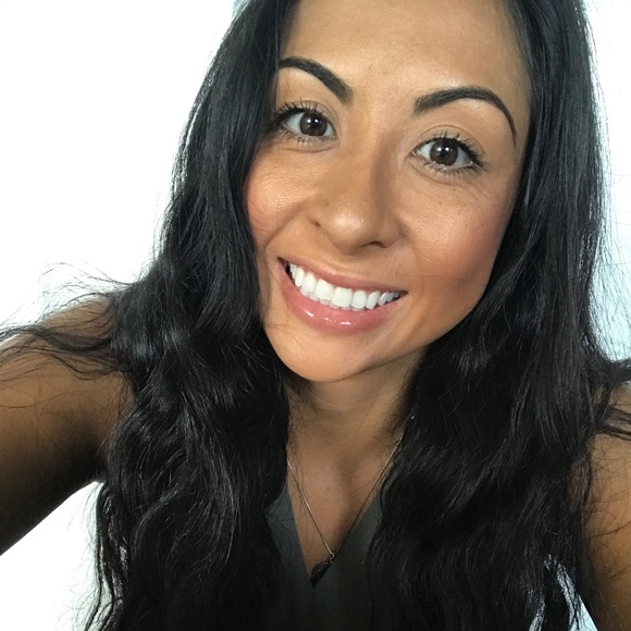 Profile Picture of Michelle Damen (@michelledamen) on Poshmark