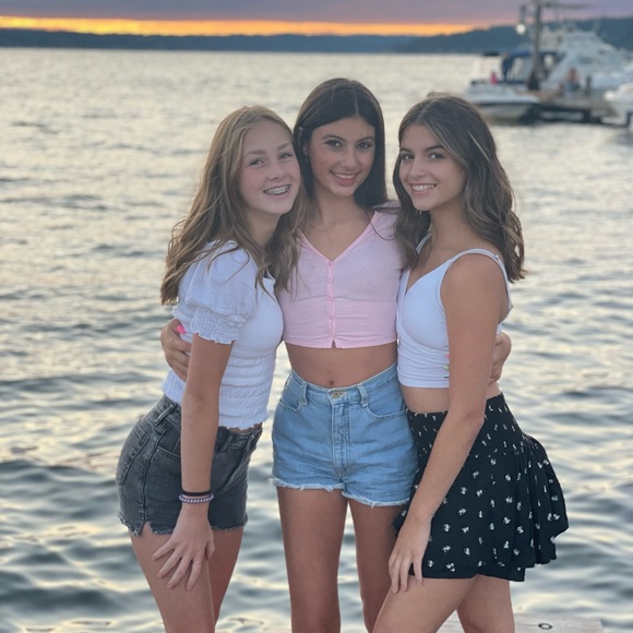 Profile Picture of Sofia Forenza (@sofia13456) on Poshmark