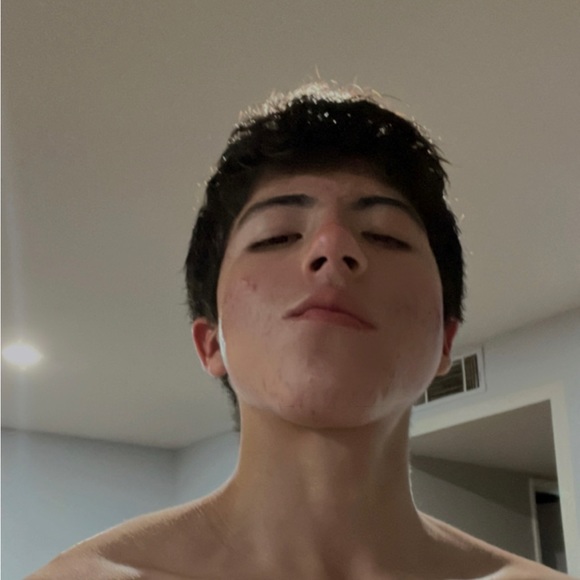 Profile Picture of Julian Parra (@julianparra782) on Poshmark