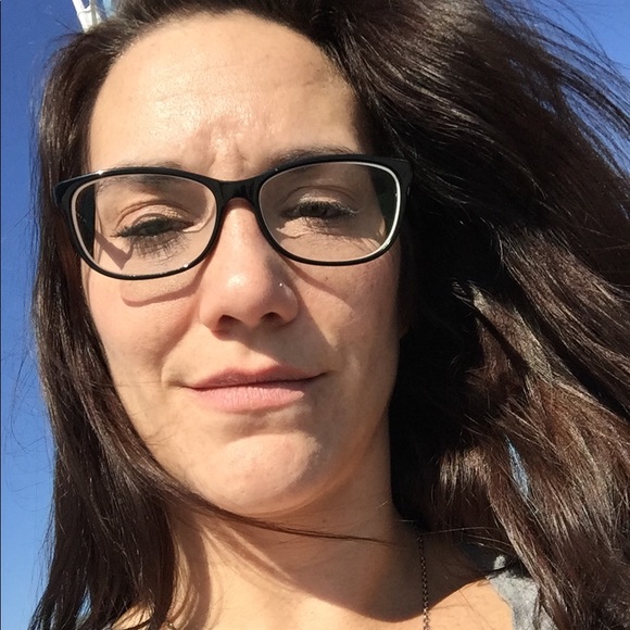 Profile Picture of Melissa Dinallo (@mdinallo81) on Poshmark
