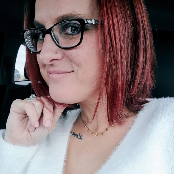 Profile Picture of Melissa Schoenmann (@snflwer1015) on Poshmark