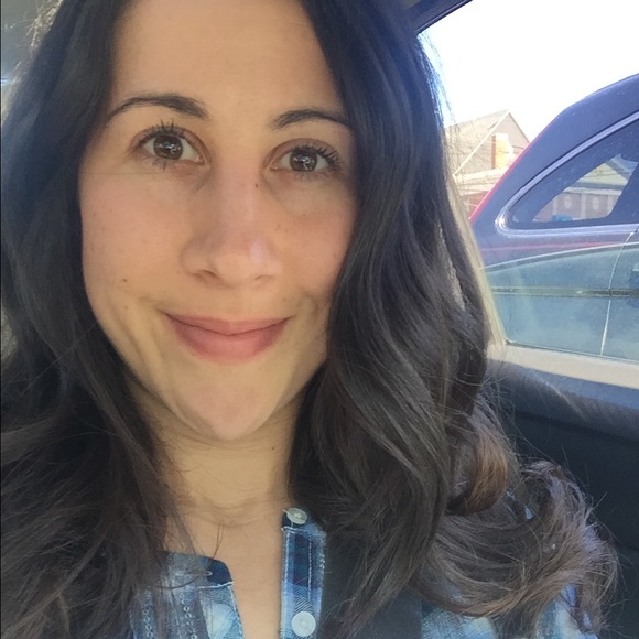 Profile Picture of Lindsay Pyatt (@lindspyatt) on Poshmark