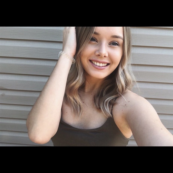 Profile Picture of Sarah Mortimer (@sarahmortimerr) on Poshmark