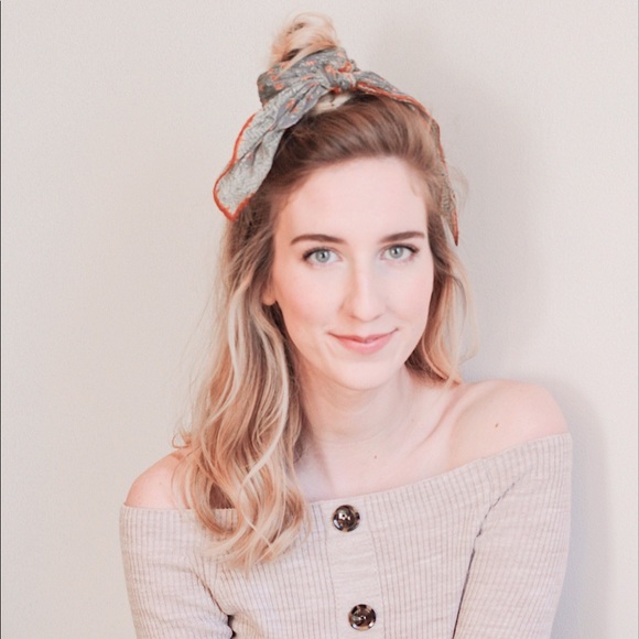 Profile Picture of Allie Upton (@allieelowery) on Poshmark